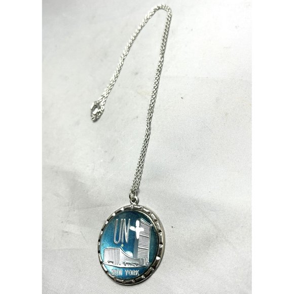 Vintage United Nations UN New York Pendant Necklace - Picture 4 of 5